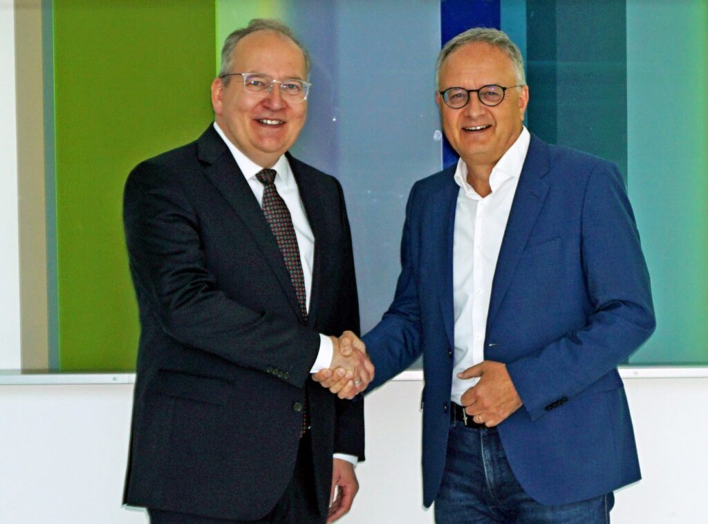 Andreas Stoch im Austausch mit DHBW-Rektor Prof. Dr. Marcus Hoffmann Andreas Stoch im Austausch mit DHBW-Rektor Prof. Dr. Marcus Hoffmann